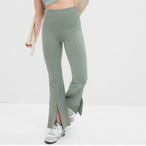 GapFit‎ Sky High Studio Split Flare
Size medium NWT
Leggings | Gap Factory